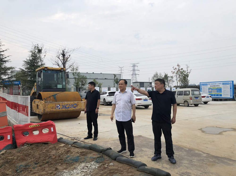 鄭州市建設(shè)投資集團(tuán)有限公司黨委委員、副總經(jīng)理張巖到侯寨新鎮(zhèn)區(qū)安置區(qū)調(diào)研項(xiàng)目建設(shè)工作